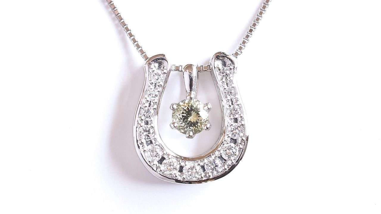 【神戸のオーダージュエリー】PT900 ダイヤモンド馬蹄ペンダント （ライムガーネット）　ご依頼から完成まで